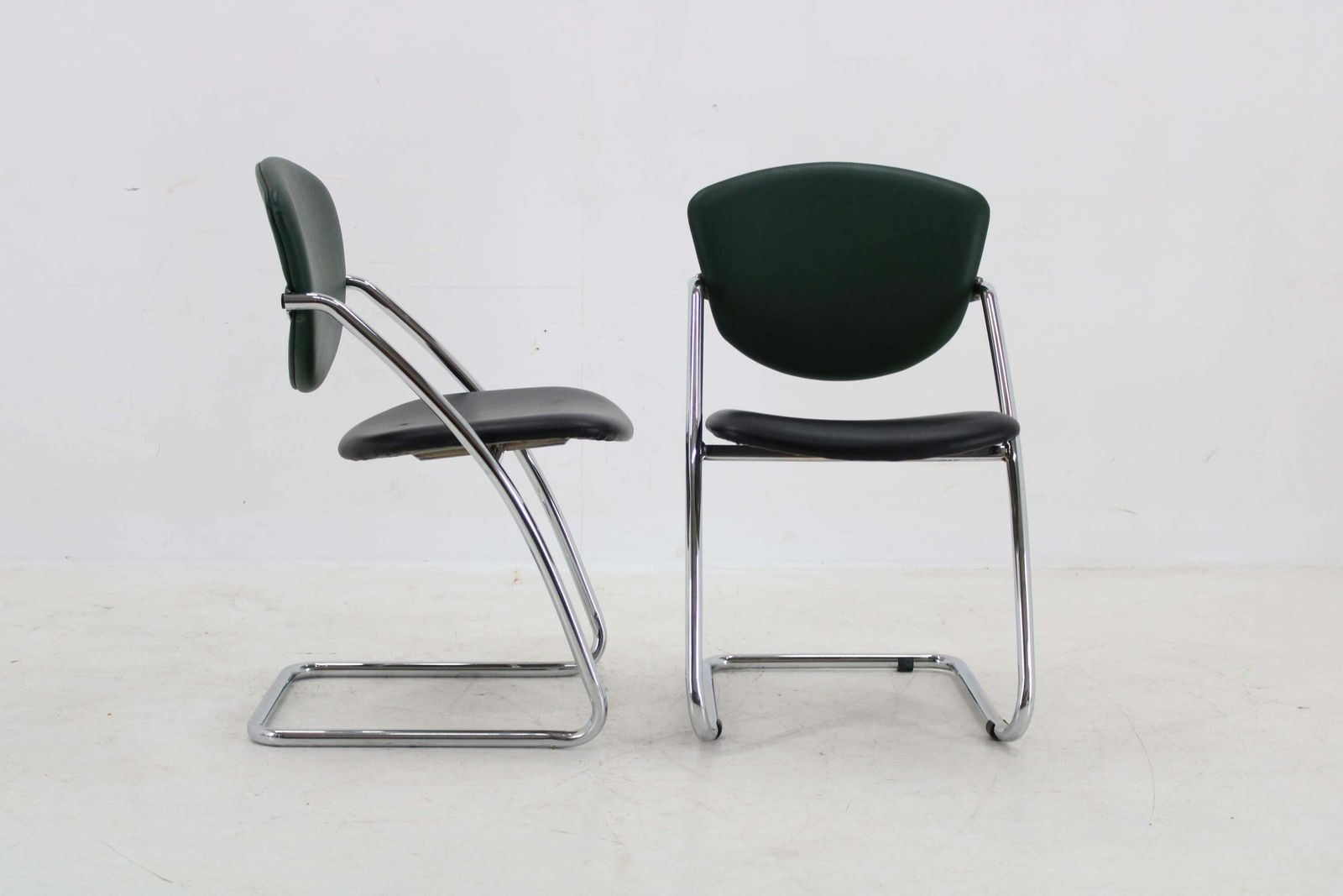 photo furniture 1980s Pair Of Italian Chairs