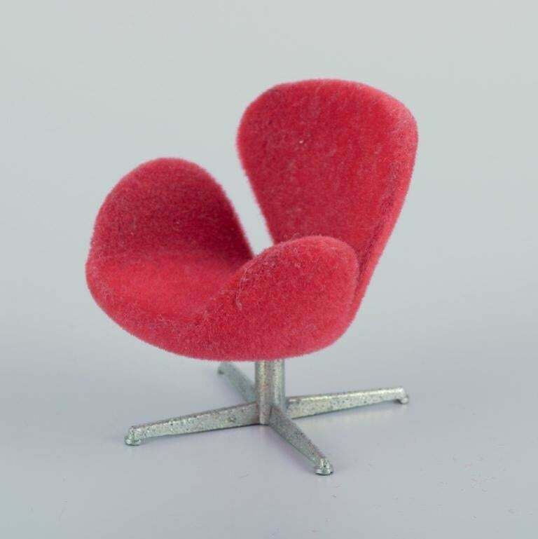 Miniatures Of The "Swan" And "Egg" Chairs, Designed By Arne Jacobsen. photo 232.0