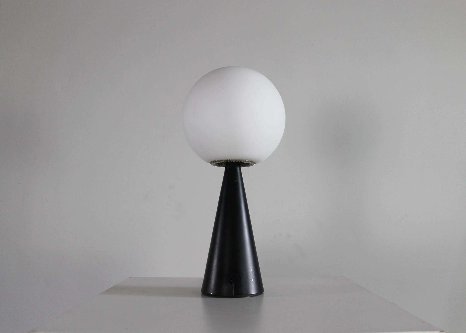 Gio Ponti Bilia Table Lamp In Black Metal And Opaline Glass By Fontana Arte 1970 photo furniture