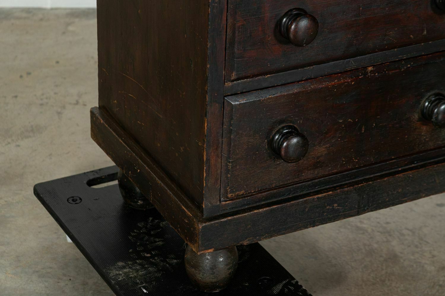 photo vinterior 19thc English Pine Dresser Base