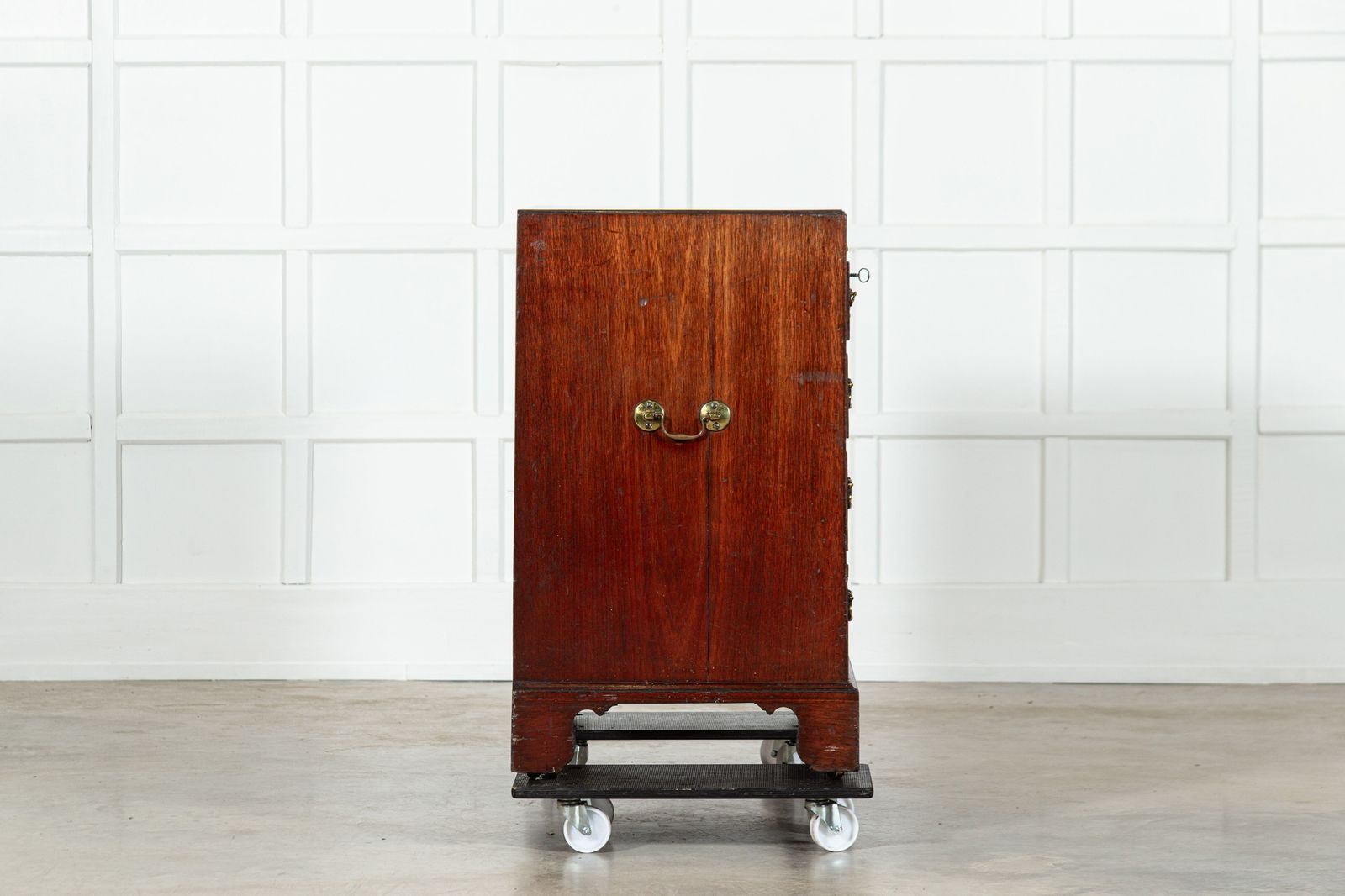 photo vinterior English George III Mahogany Bachelors Chest