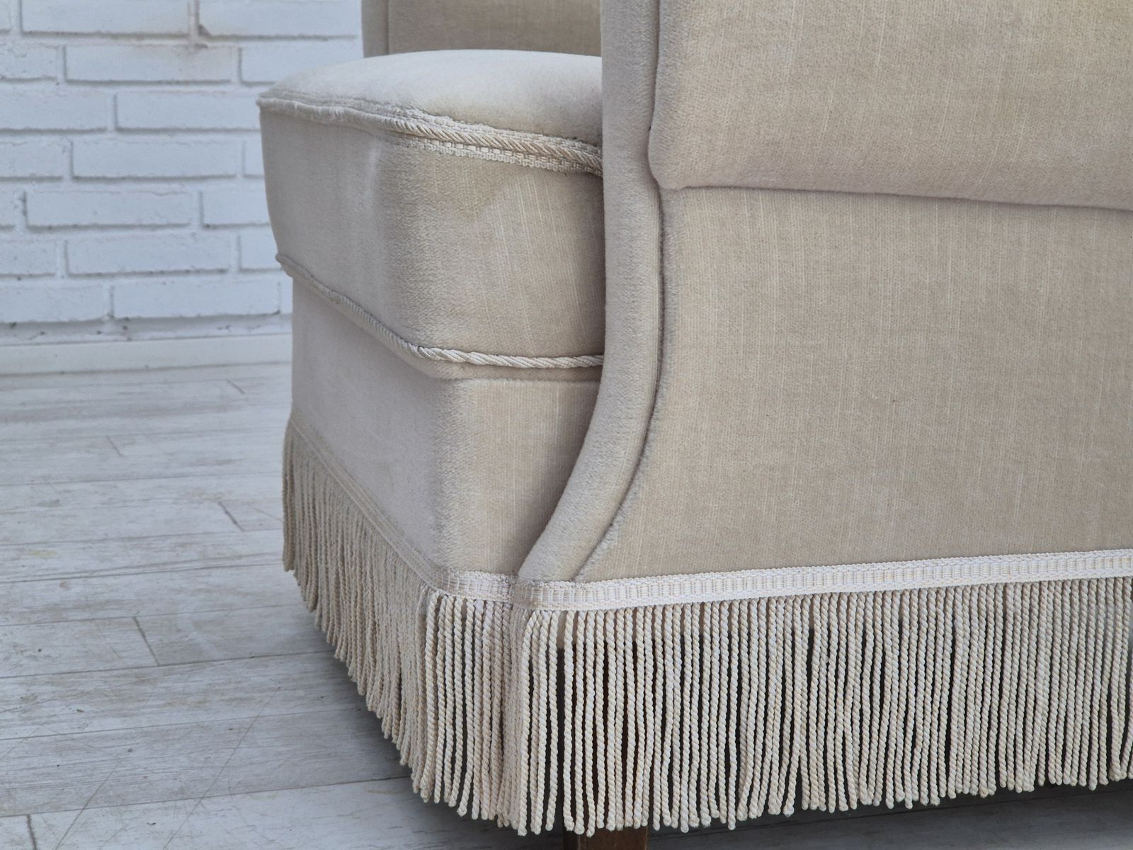 photo for sale Deense Wingback Fauteuil, Jaren 1970, Goede Staat, Meubelvelours, Essenhout.