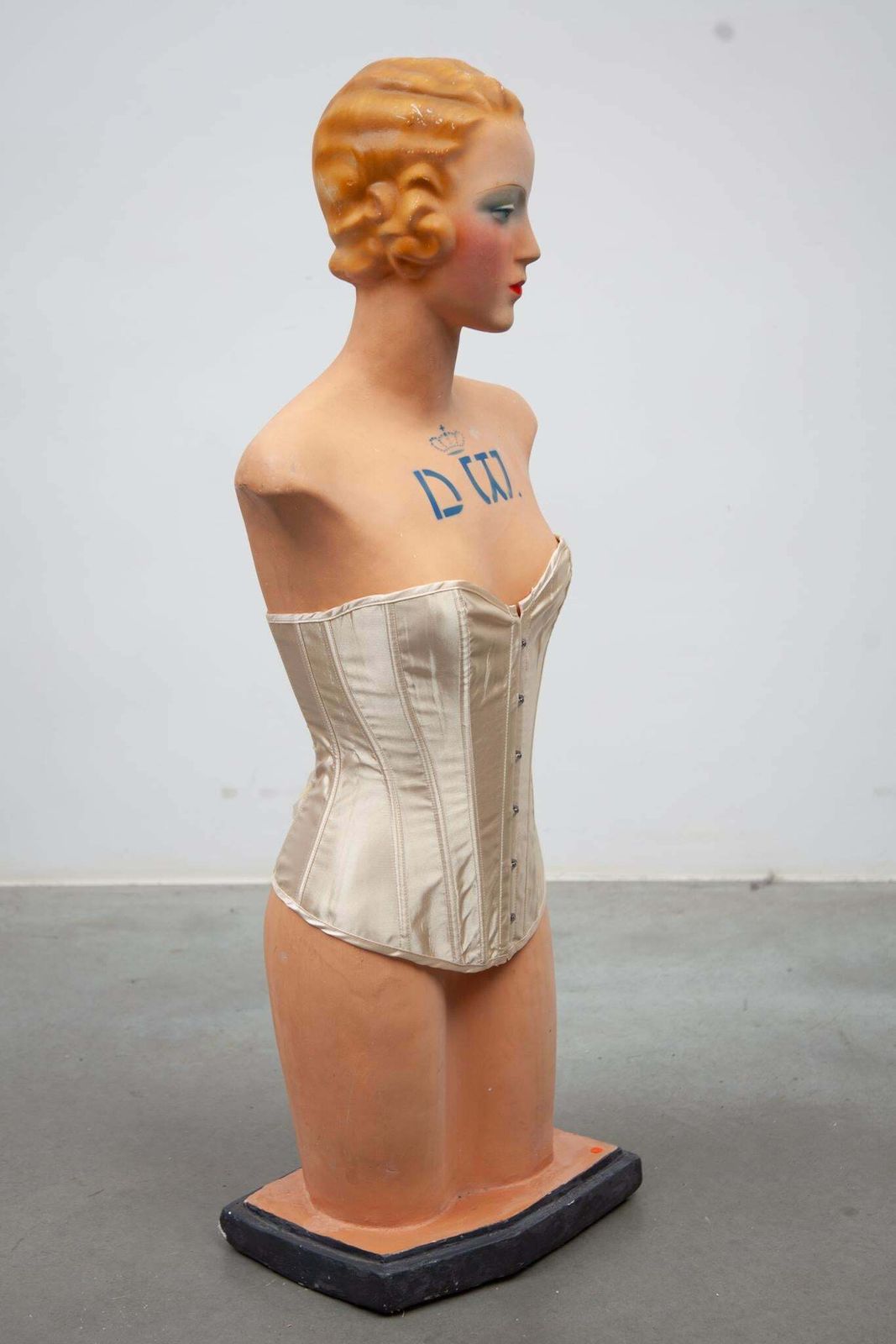 Art Deco Mannequin Buste Siegel Deposé Bruxelles photo for sale