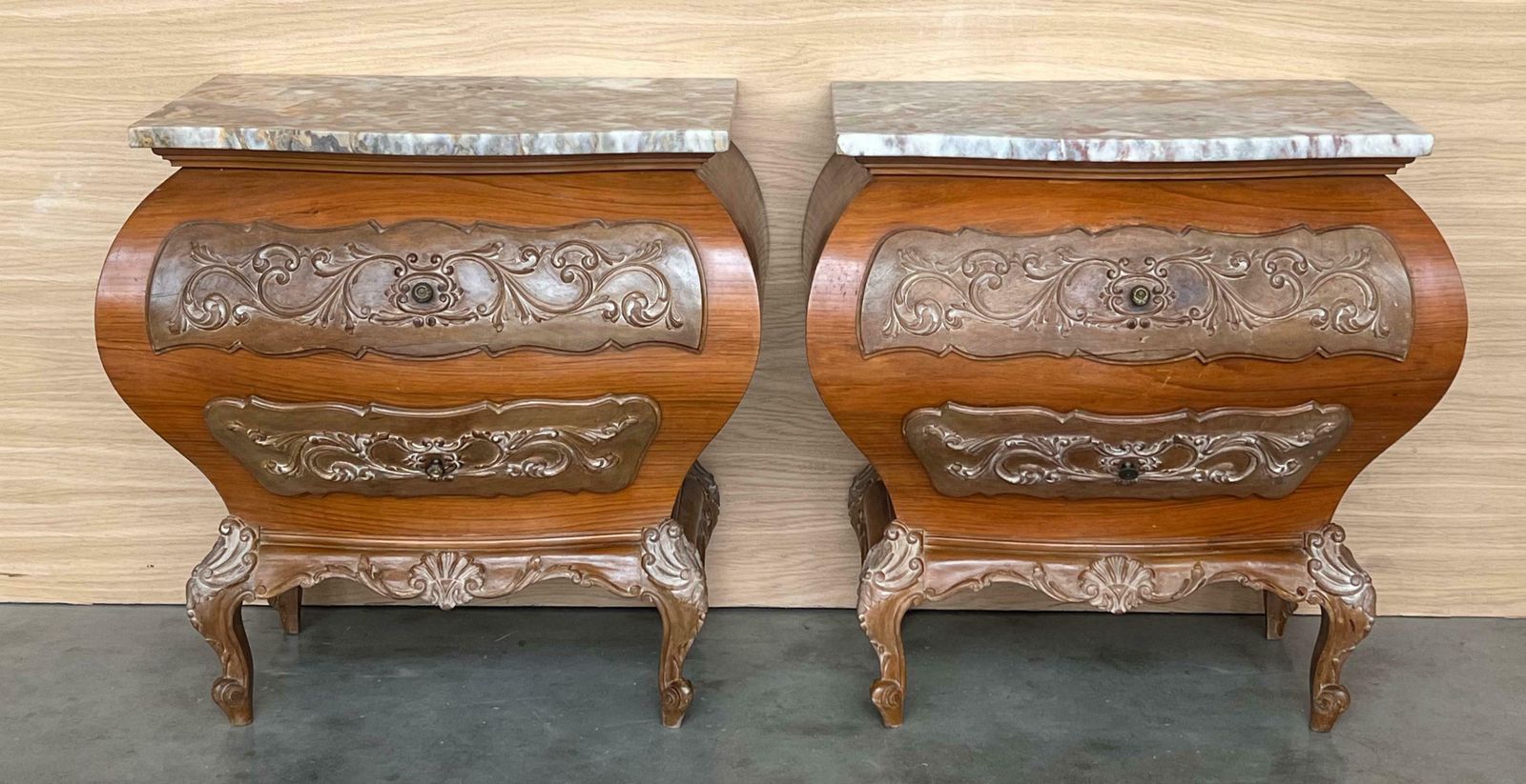 Tables de chevet bombées sculptées à trois tiroirs, plateau en marbre, Mariano Garcia photo furniture