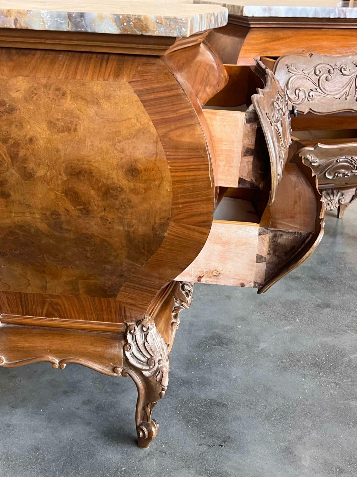 photo vinterior Tables de chevet bombées sculptées à trois tiroirs, plateau en marbre, Mariano Garcia