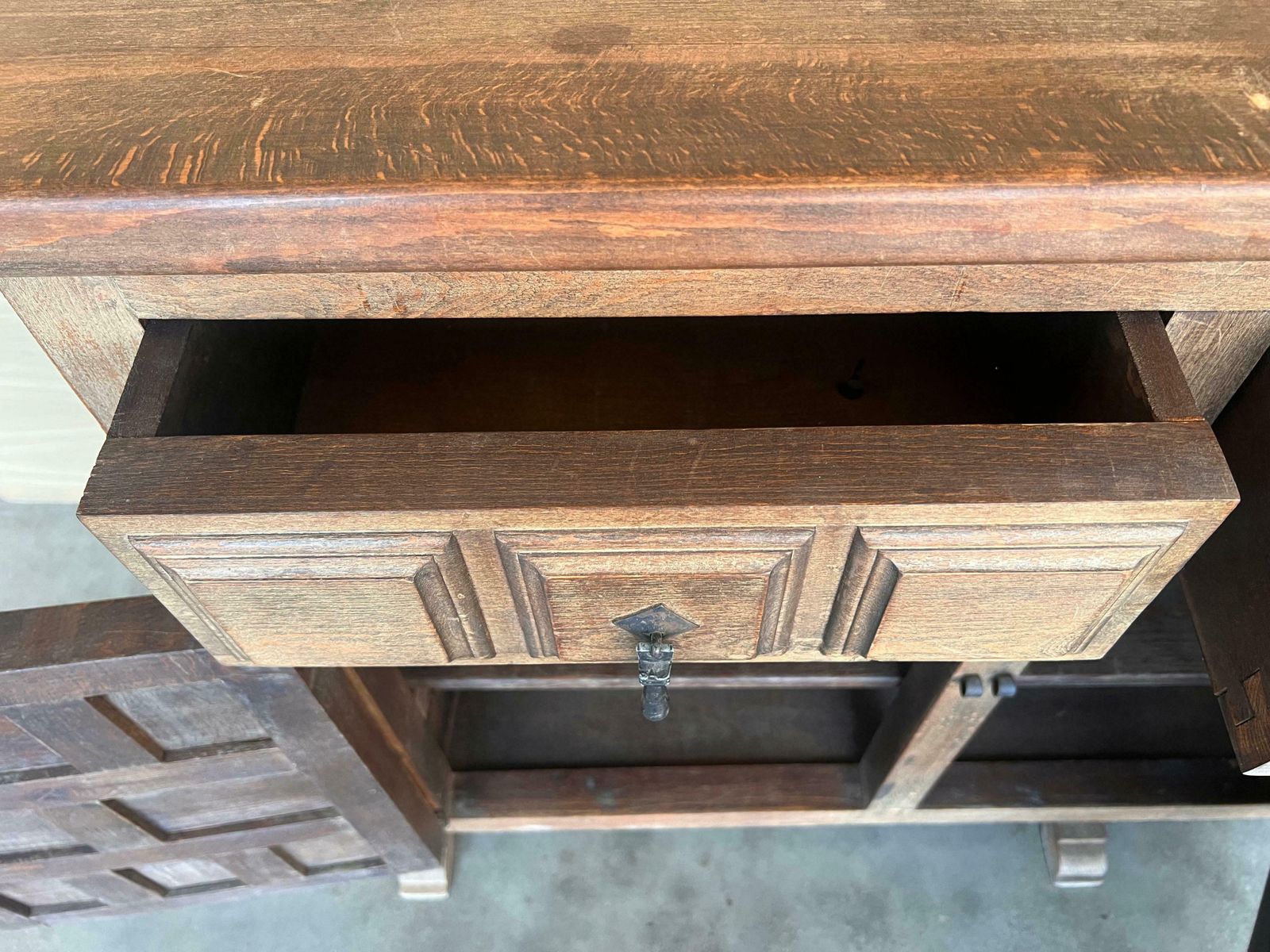 4433.0 Crédence ou buffet baroque espagnol à trois tiroirs en noyer sculpté, style toscan, XIXe siècle photo