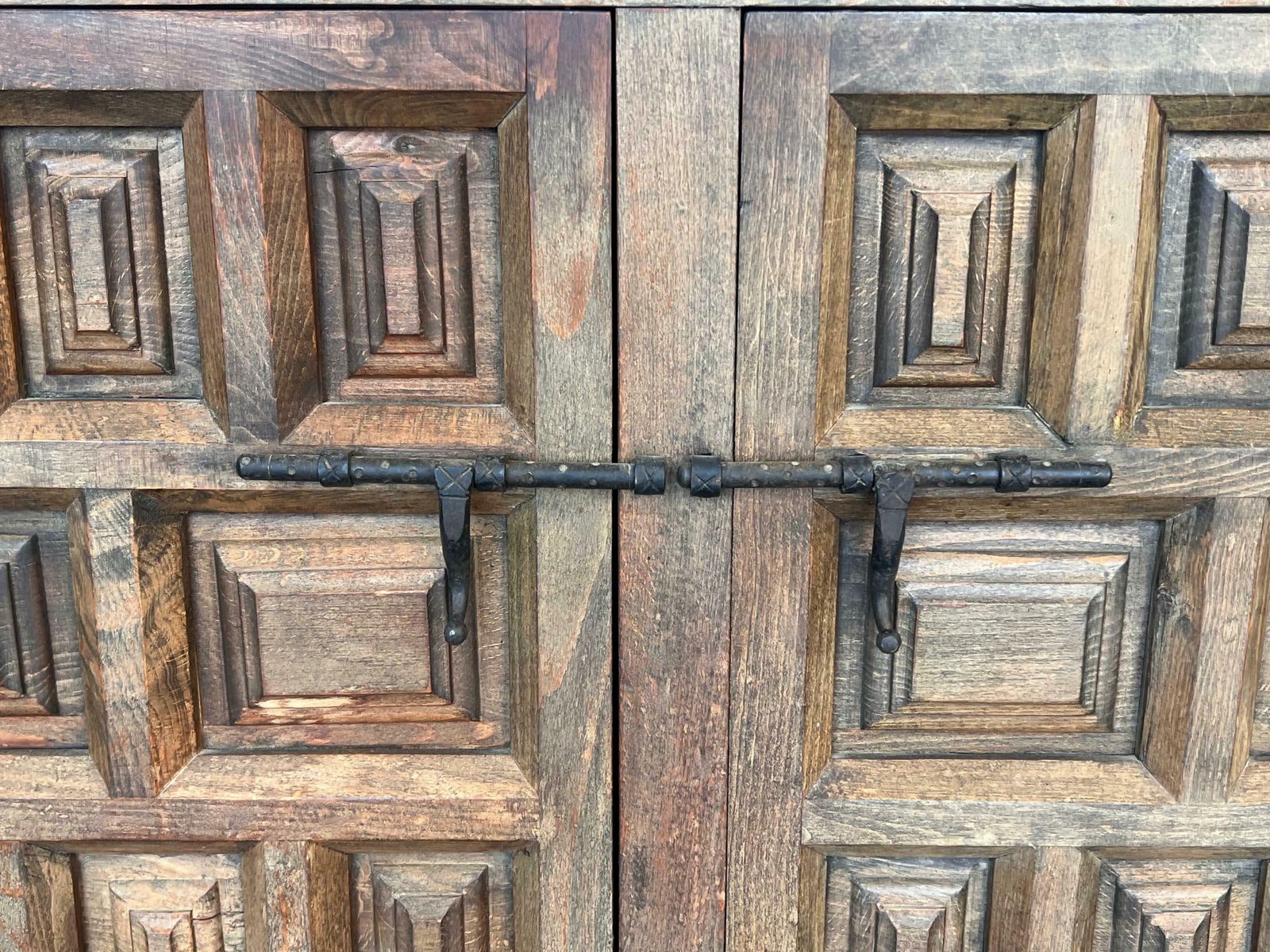 photo vintage Crédence ou buffet baroque espagnol à trois tiroirs en noyer sculpté, style toscan, XIXe siècle