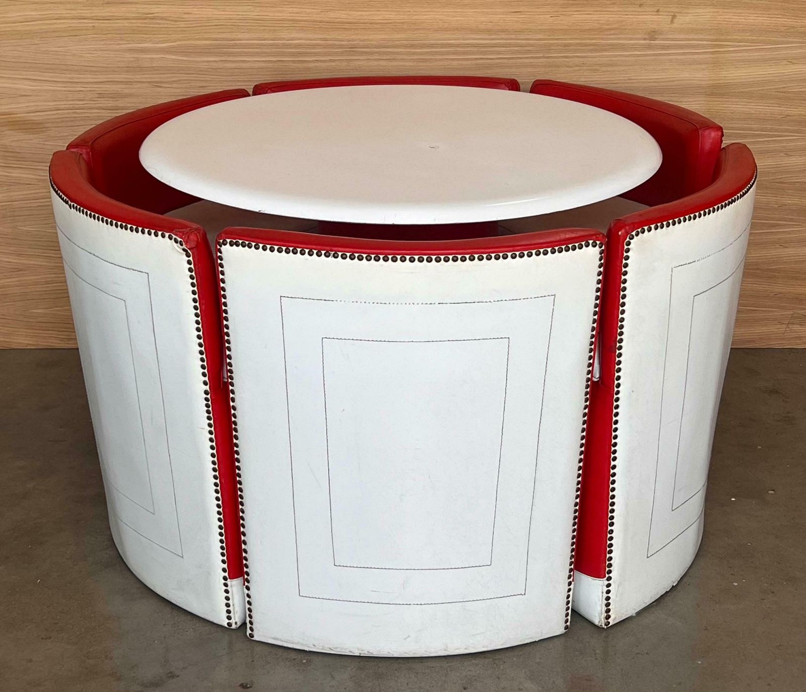 Ensemble vintage, table ronde et six chaises en cuir rouge et blanc photo furniture