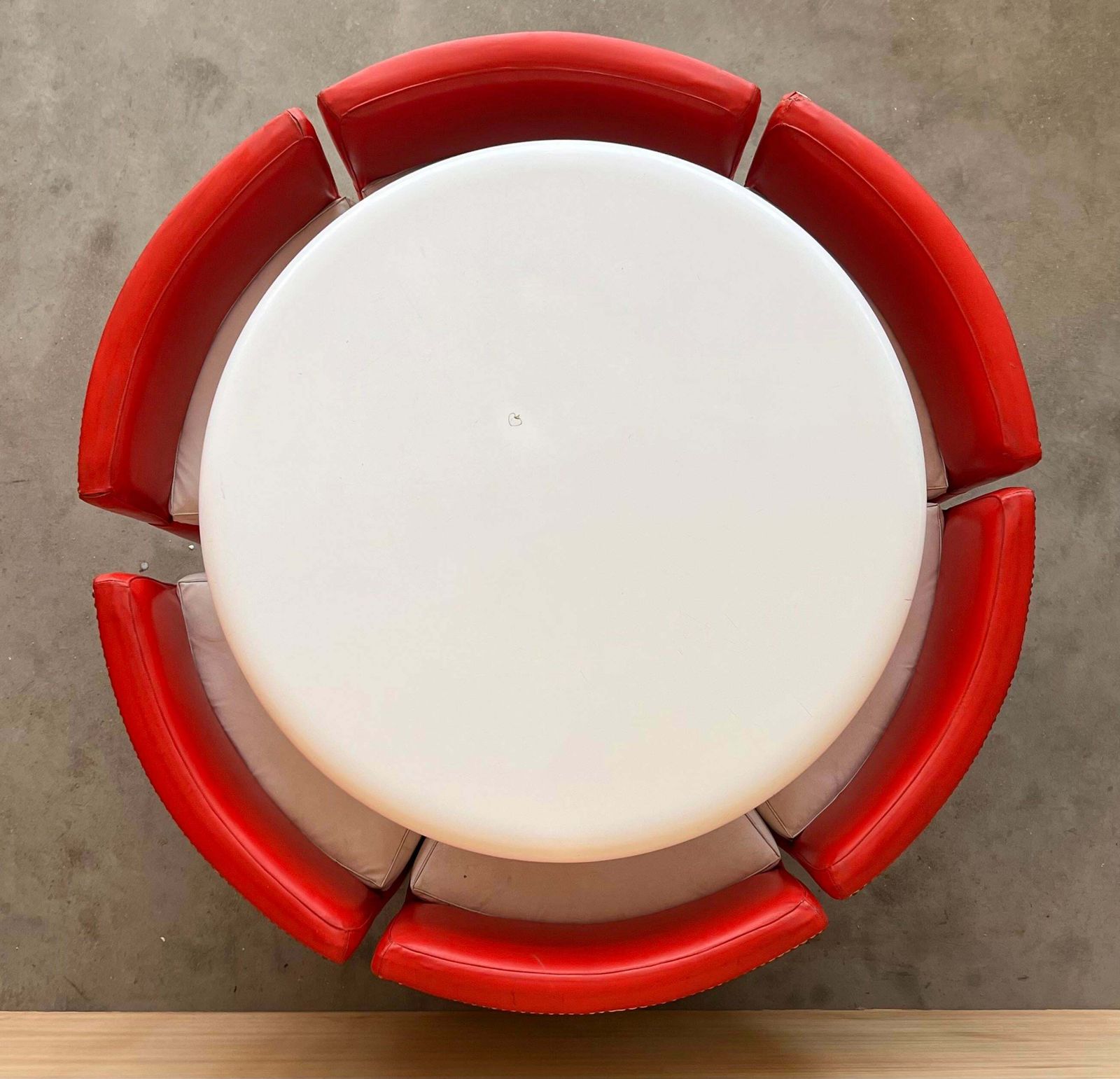 Ensemble vintage, table ronde et six chaises en cuir rouge et blanc photo 3787.0