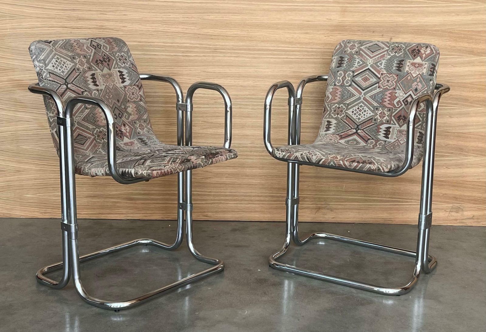 Lot de 10 chaises mid-century chromées à double tube photo Mobilier