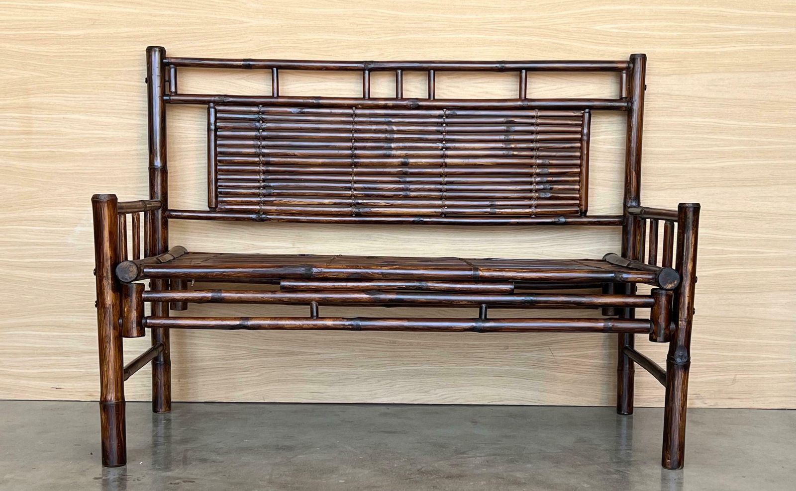 Banc à dossier haut en bambou avec ligatures en cuir, dans le style de Edizioni Molto photo furniture
