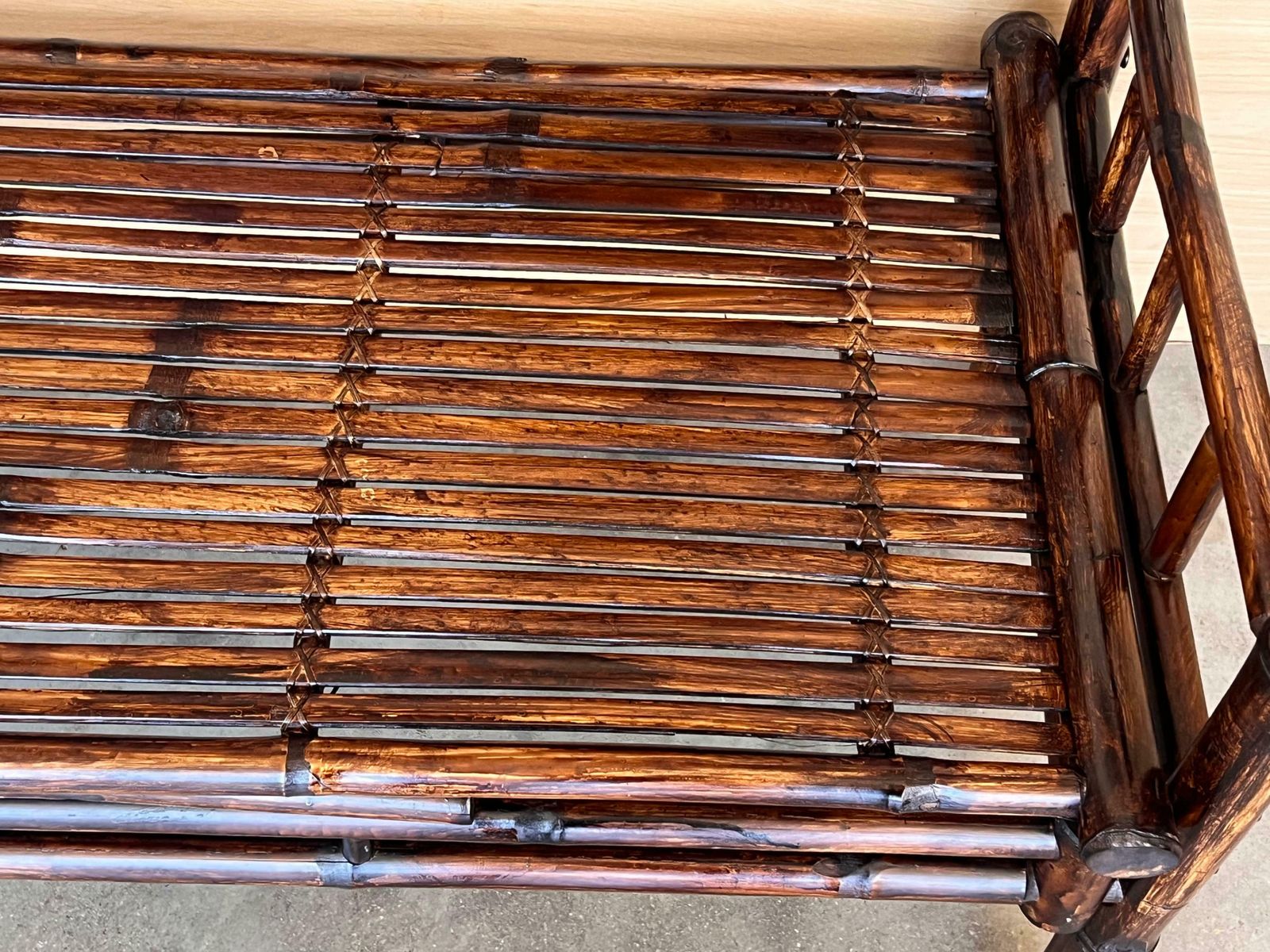 photo for sale Banc à dossier haut en bambou avec ligatures en cuir, dans le style de Edizioni Molto