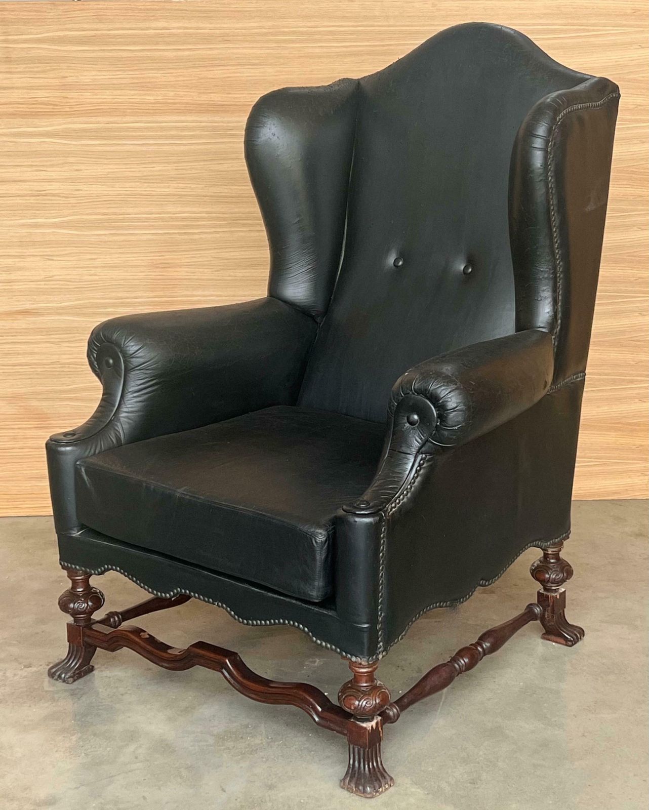 Fauteuil Chesterfield en cuir noir, années 1950, Europe de l'Ouest. photo for sale