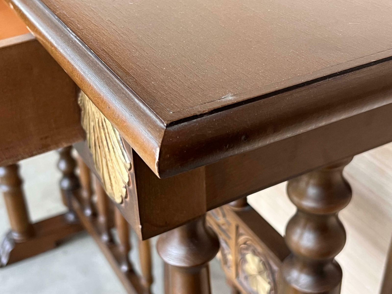 Mobilier Console mid-century Castilian en noyer, deux tiroirs en feuille d'or photo