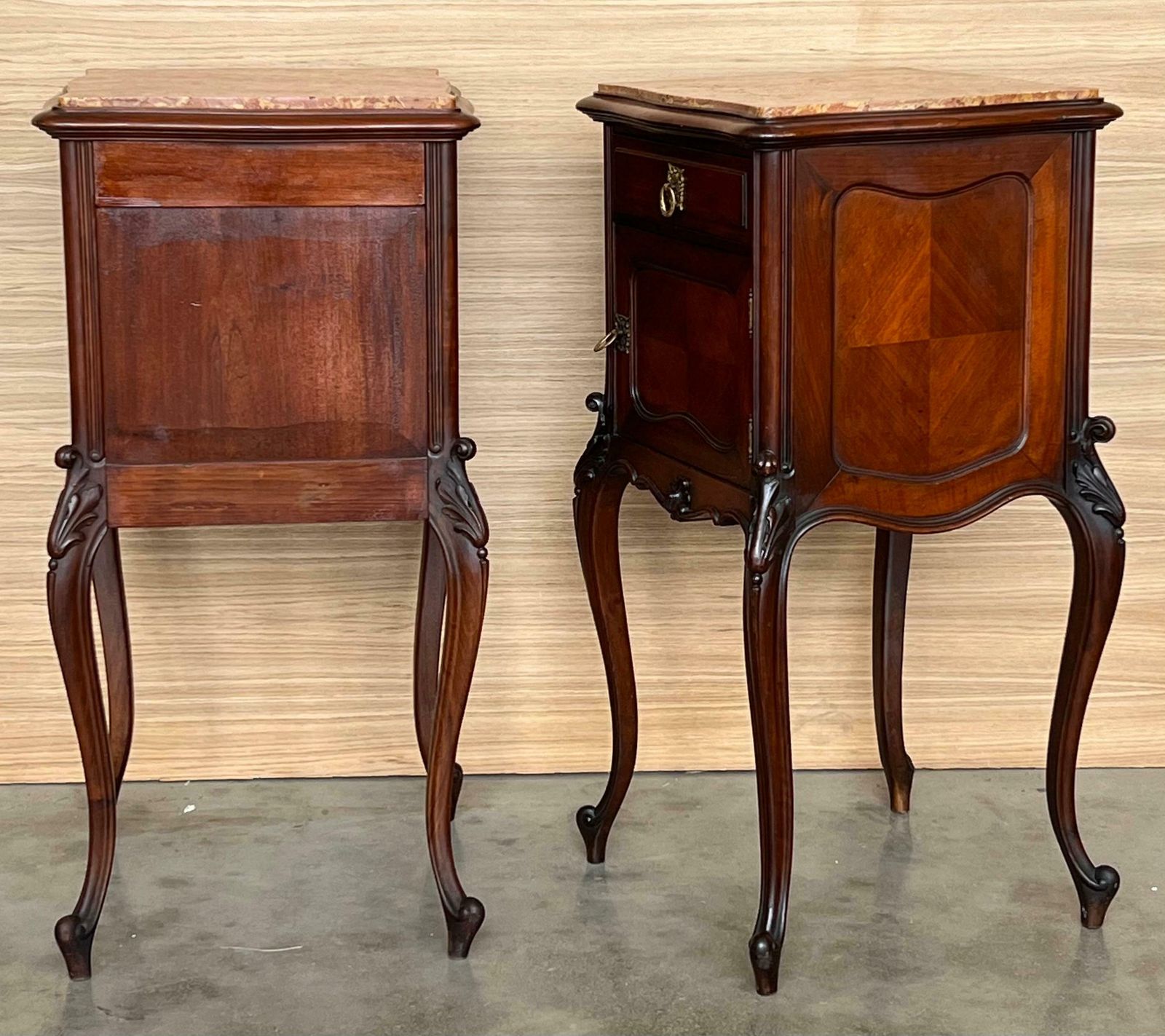 photo furniture Tables de chevet de style Louis XV en noyer, plateau en marbre, années 1930, lot de 2