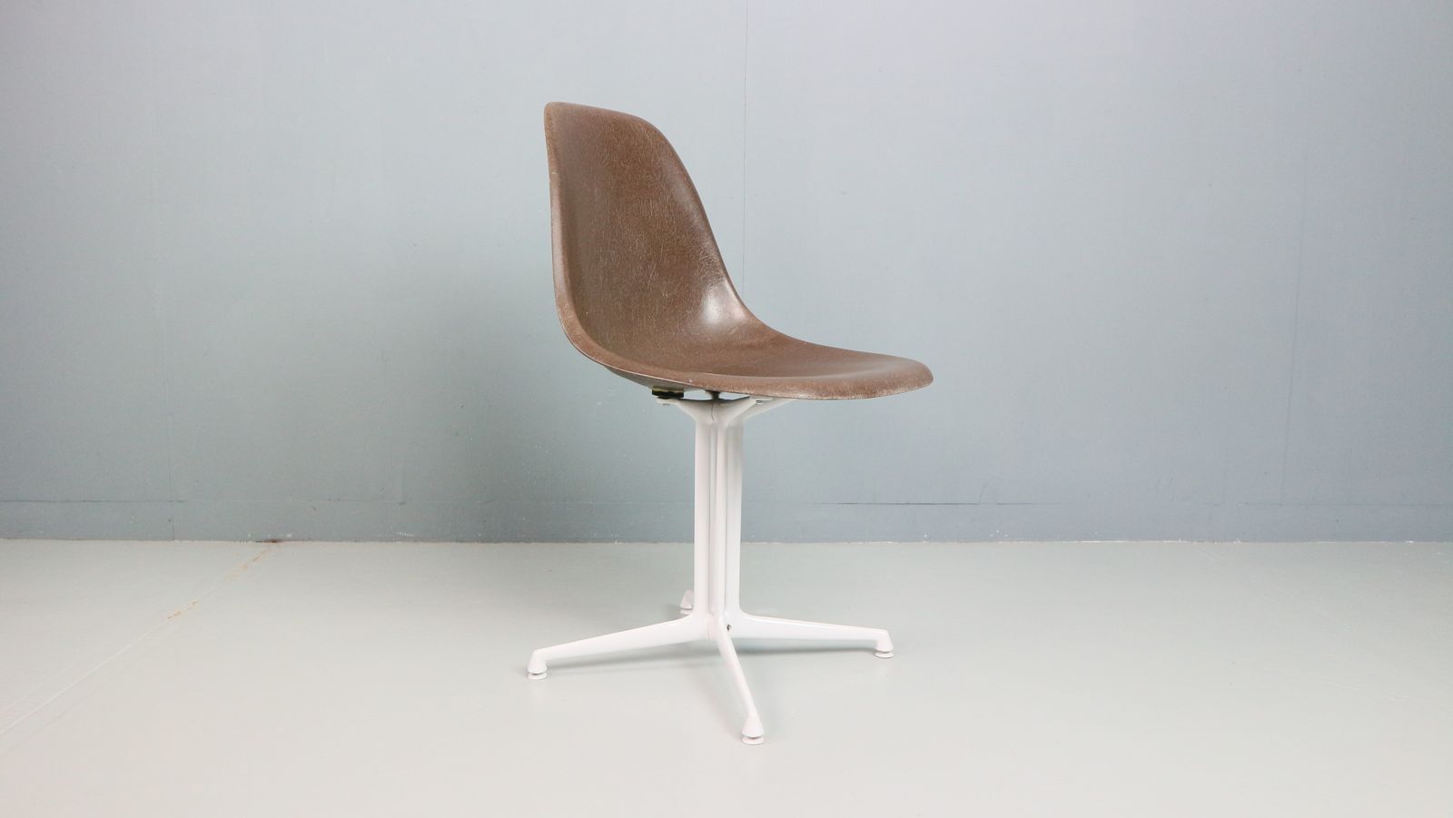 Charles & Ray Eames "La Fonda" Brown Fiberglass Chairs For Herman Miller photo vinterior