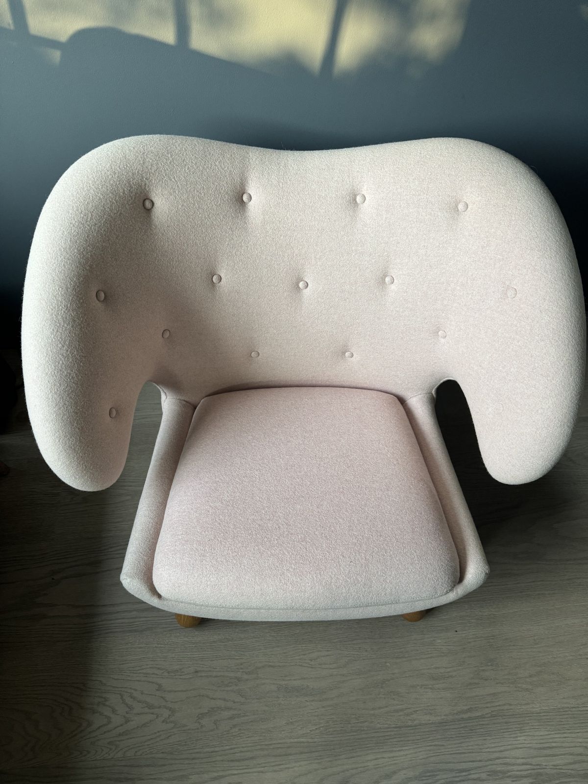 Finn Juhl Pelican Chair In Delicate Pink Kvadrat Fabric photo furniture