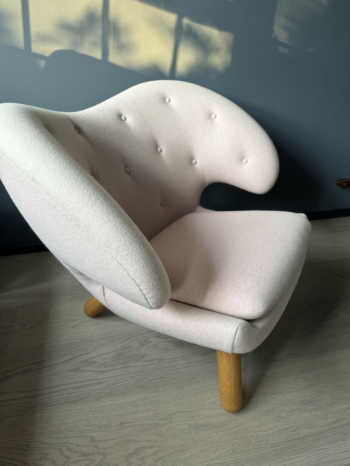 Finn Juhl Pelican Chair In Delicate Pink Kvadrat Fabric