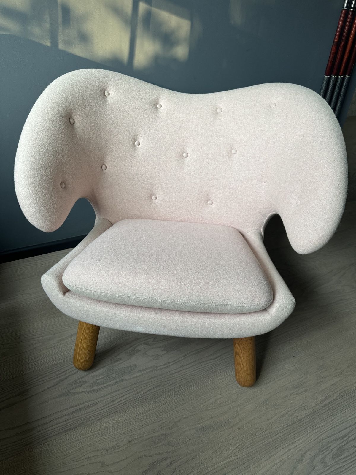 Finn Juhl Pelican Chair In Delicate Pink Kvadrat Fabric photo 2450.0