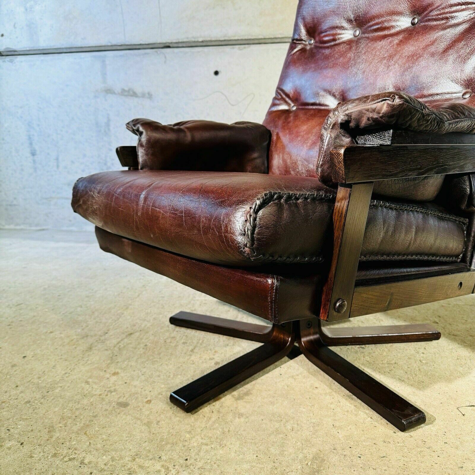 1 Of 2 Beautiful 70s Vintage Danish Chestnut Leather Swivel Chair photo vinterior