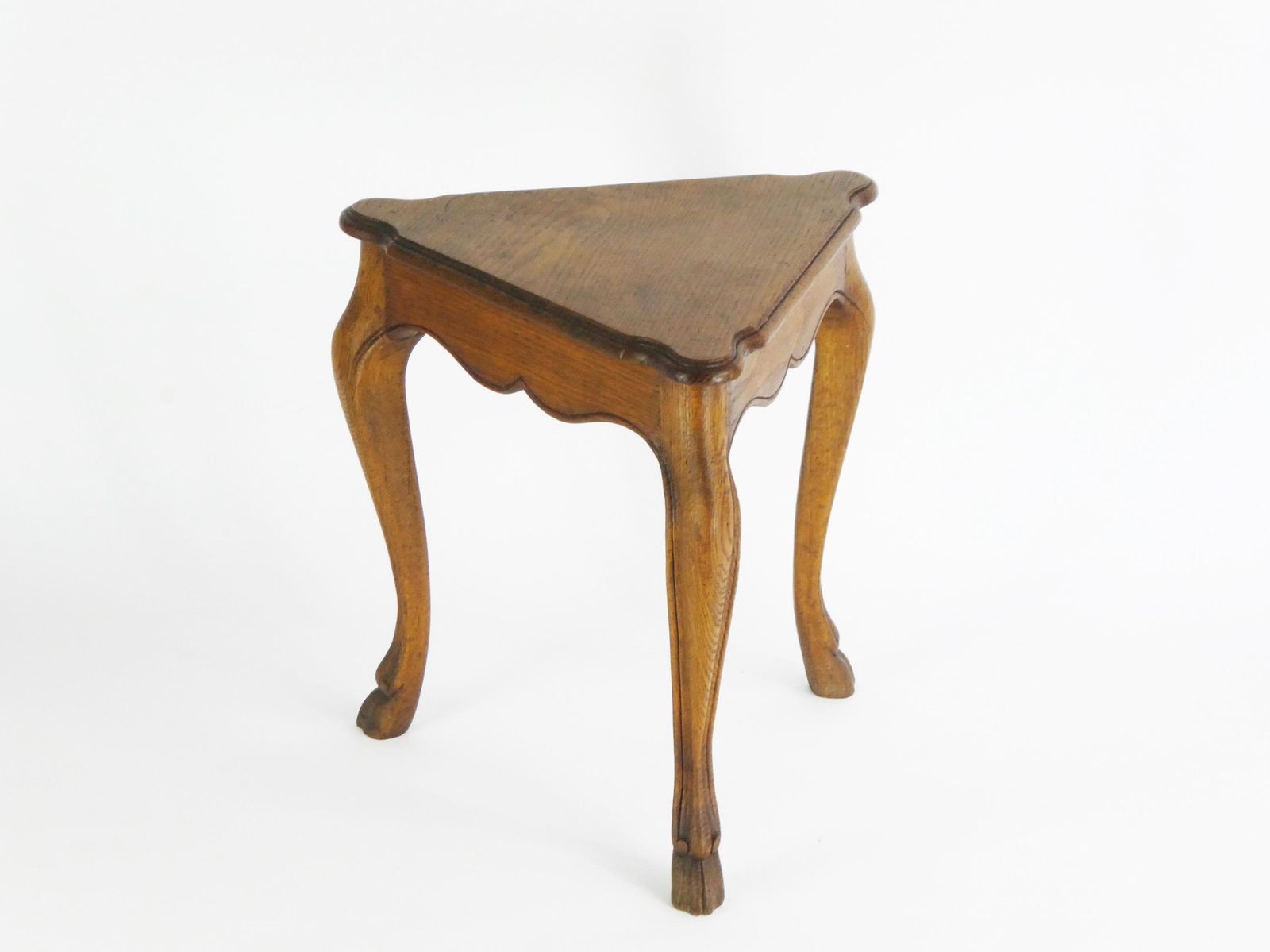 Antique Oak Side Table In Triangular Shape, Wooden Pedestal With Carved Legs, Farmhouse Decor, Scalloped Edges photo for sale