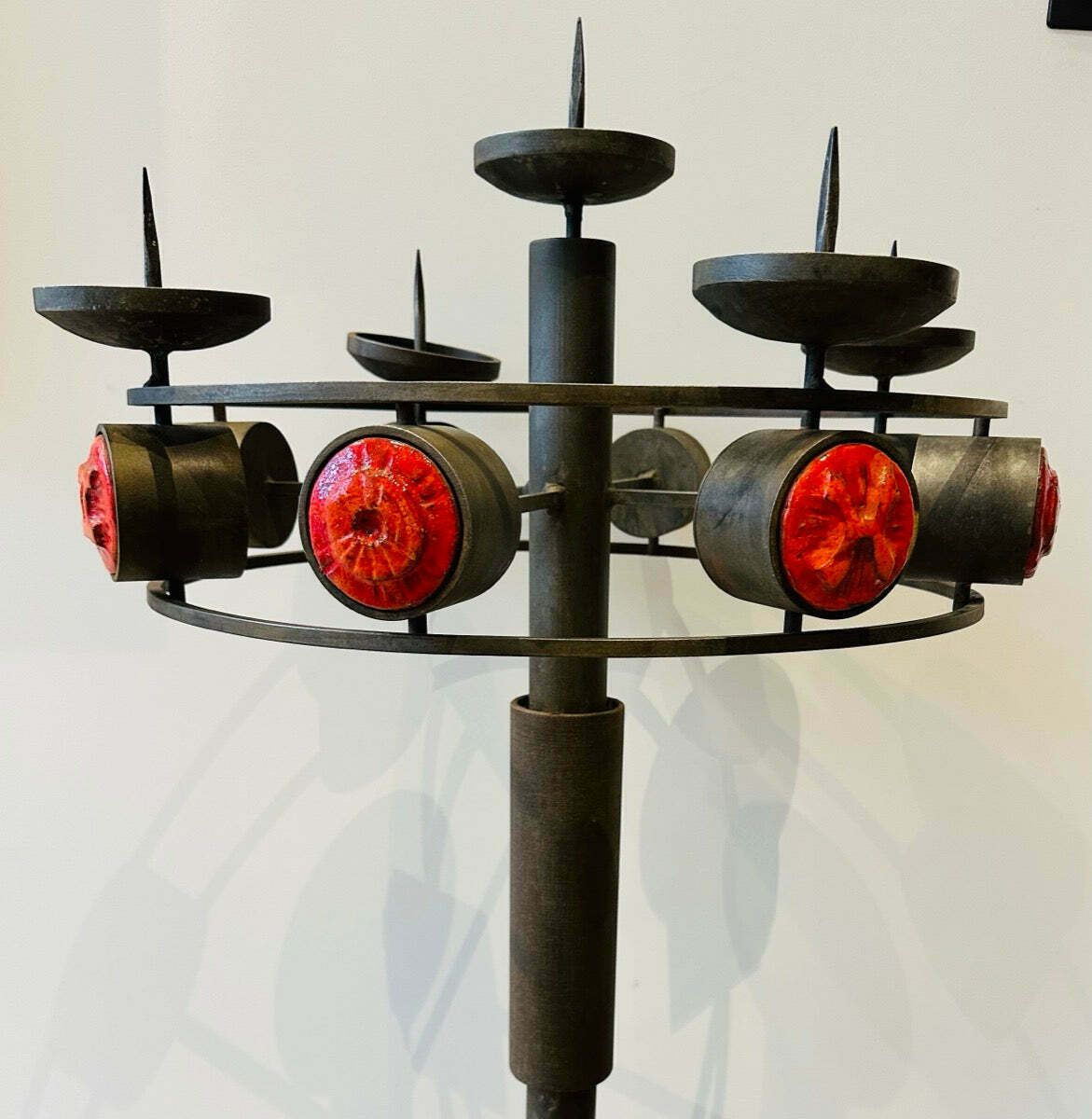 photo vintage 1960s Italian Brutalist Iron And Ceramic Floor Standing Candleholder