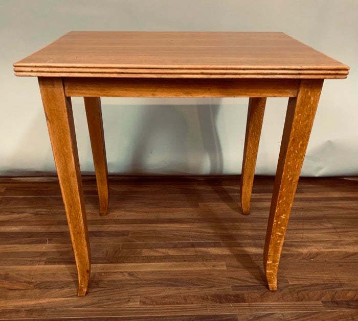 photo vintage Set Of 3 1960s English Stackable Teak Nest Of Tables Or Nesting Tables
