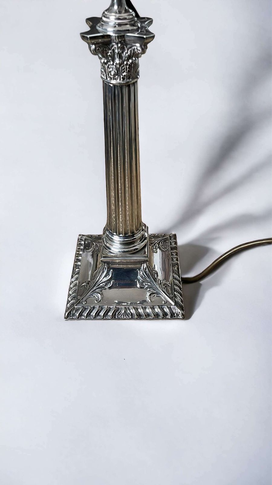 photo vintage 19th Century Silver Plated Corinthian Column Table Lamp