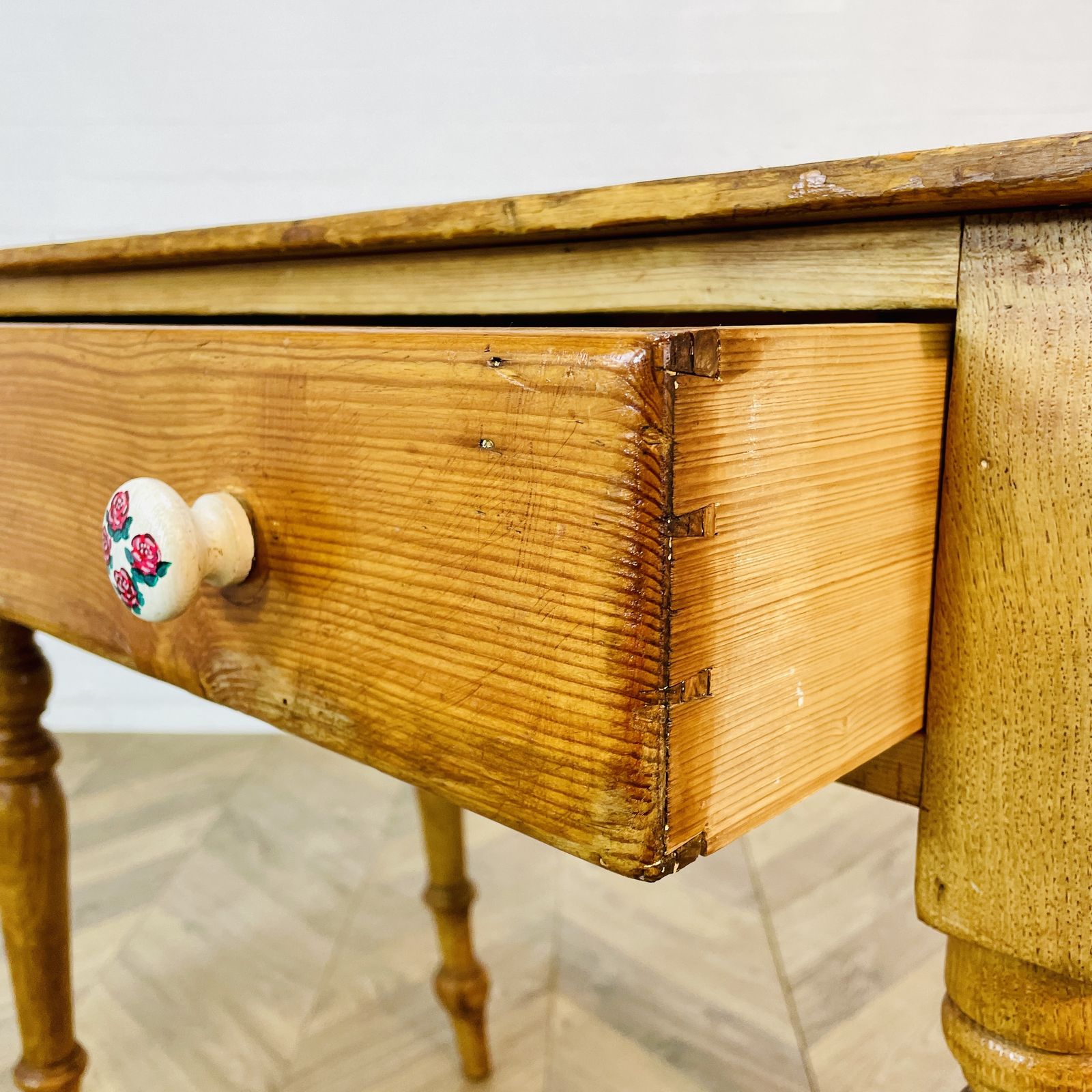 photo furniture Antique English Pine Desk, C1900s
