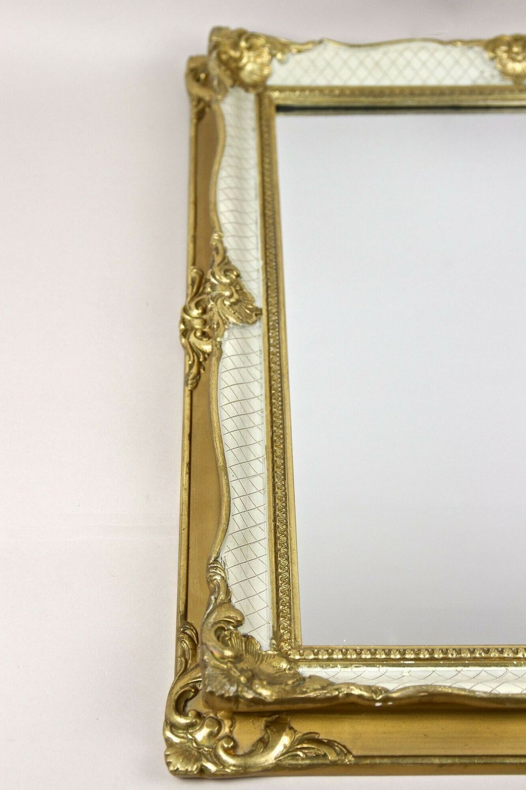 photo vintage Gilt/ White Venetian Rococo Style Wall Mirror, Mid Century   It Ca. 1950