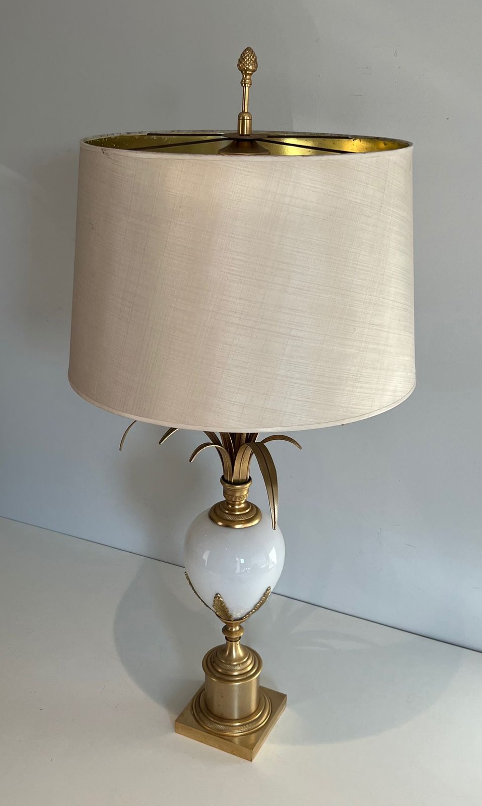 photo buy Lampe Oeuf D'autruche En Opaline Blanche Et Nickel Doré Dans Le Goût De La Maison Charles