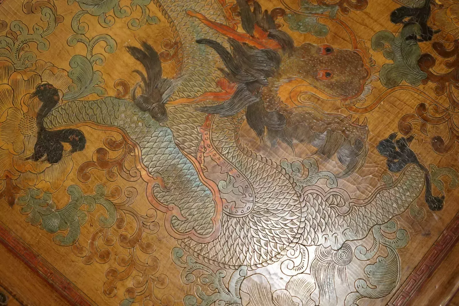 Extremely Ornate Gilt & Lacquered Chinese Dragon Chinoiserie Opium Coffee Table photo vinterior