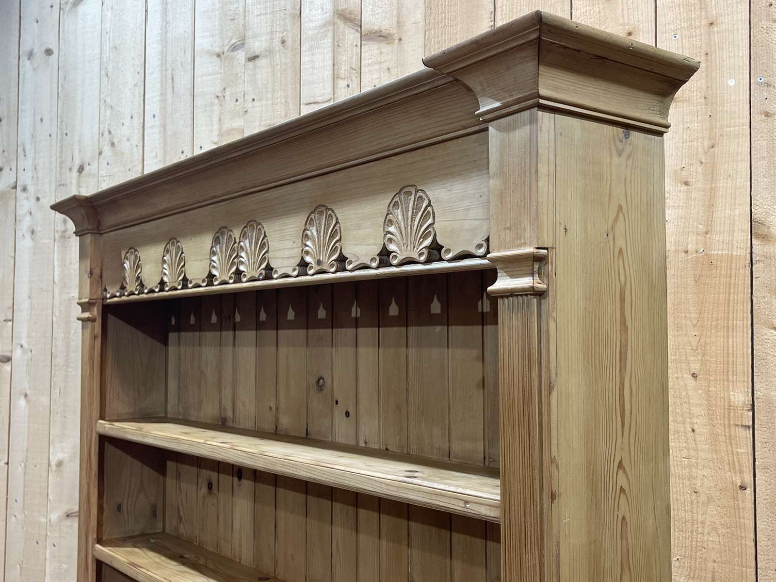 photo vintage English Fir Dresser From The 1950s