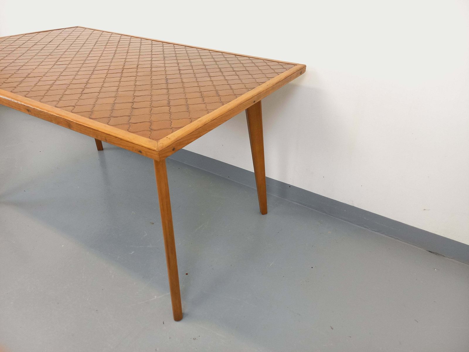 Table rectangulaire en bois et céramique photo vintage