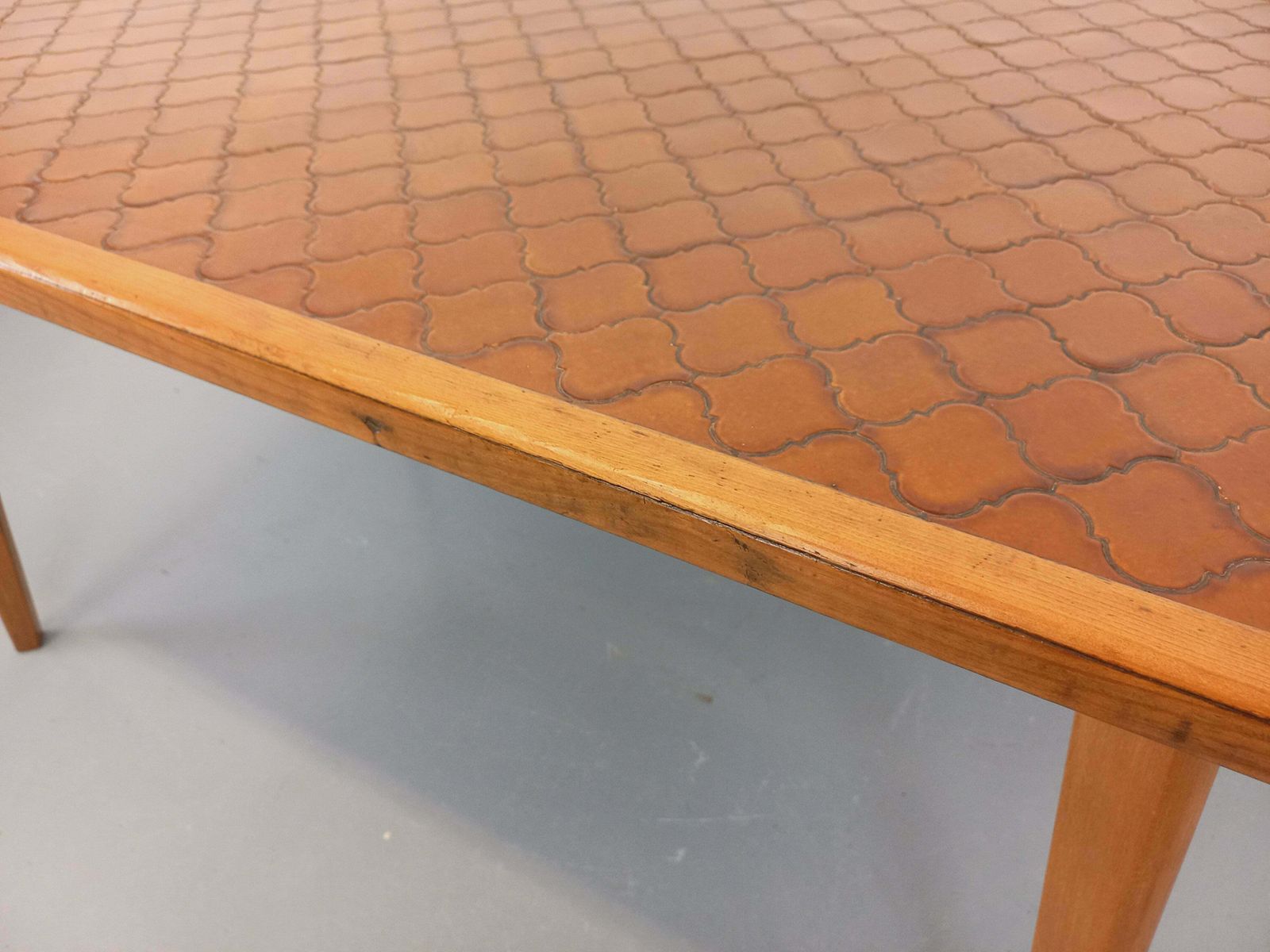 1847.0 Table rectangulaire en bois et céramique photo