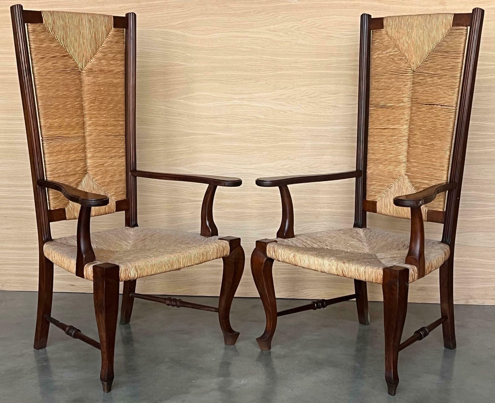 Paire de fauteuils espagnols en noyer à dossier et assise cannés, XXe siècle photo 3474.0