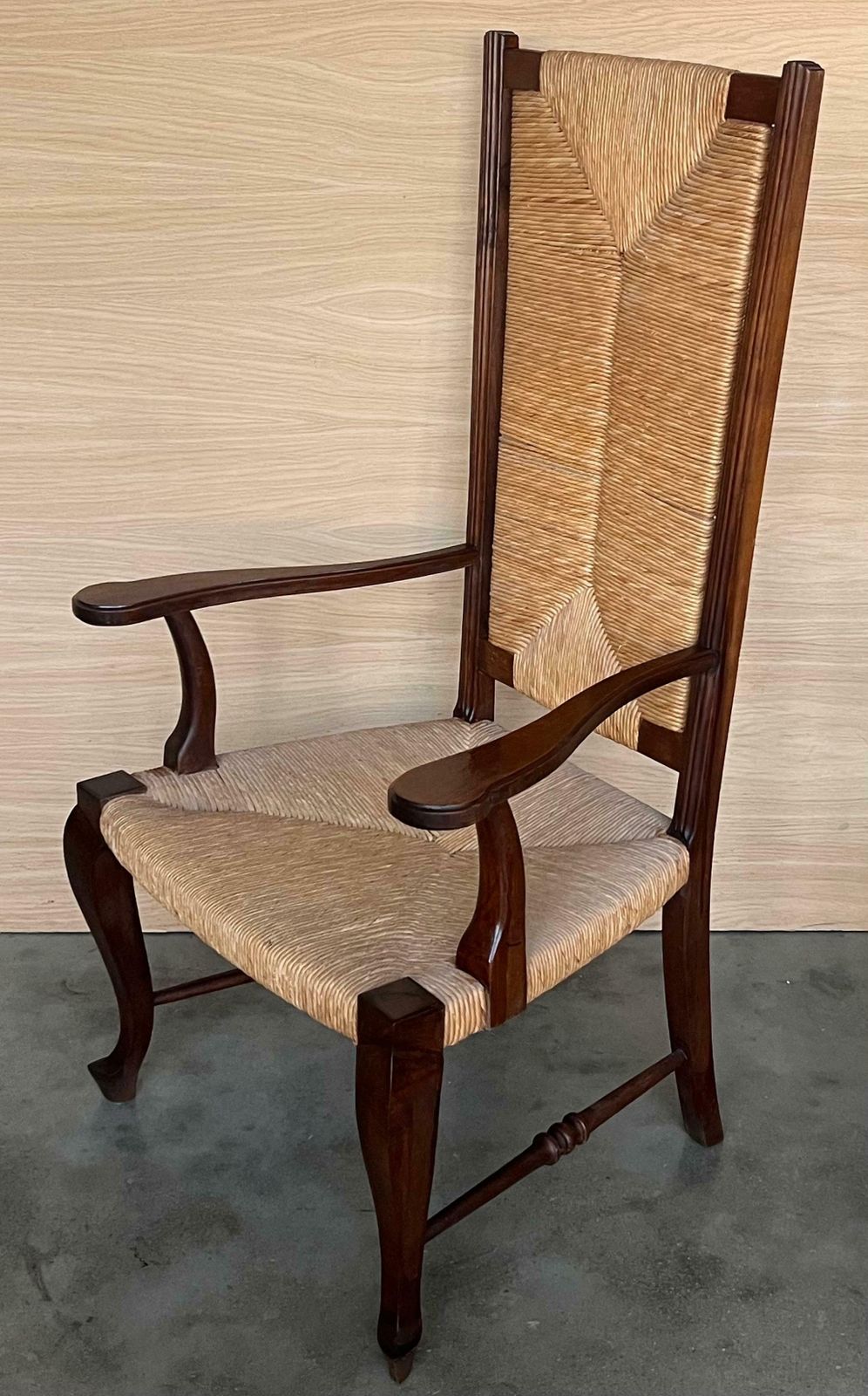 Paire de fauteuils espagnols en noyer à dossier et assise cannés, XXe siècle photo vinterior