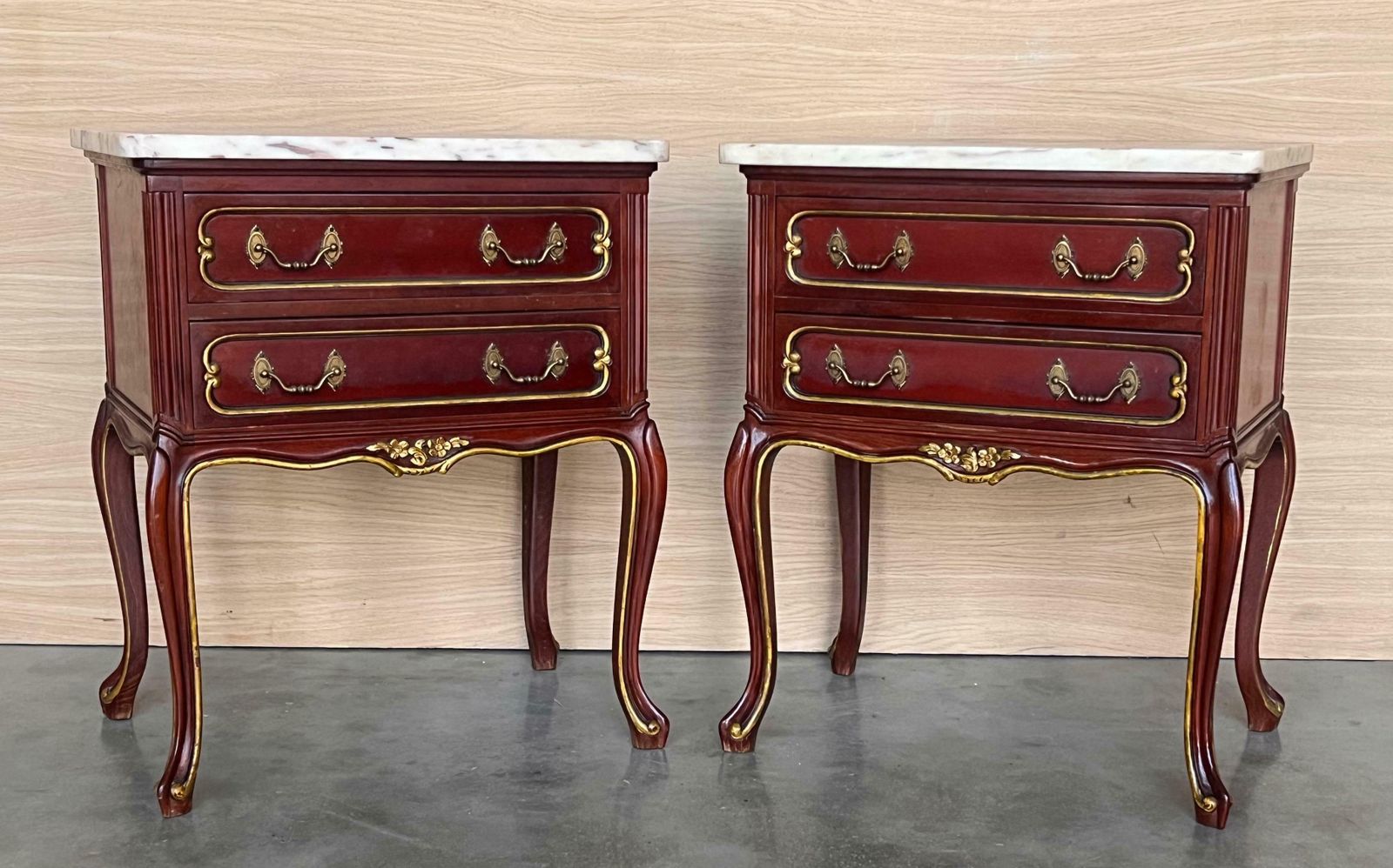 Paire de tables de chevet espagnoles en bois rouge framboise à deux tiroirs, XXe siècle photo 2001.0