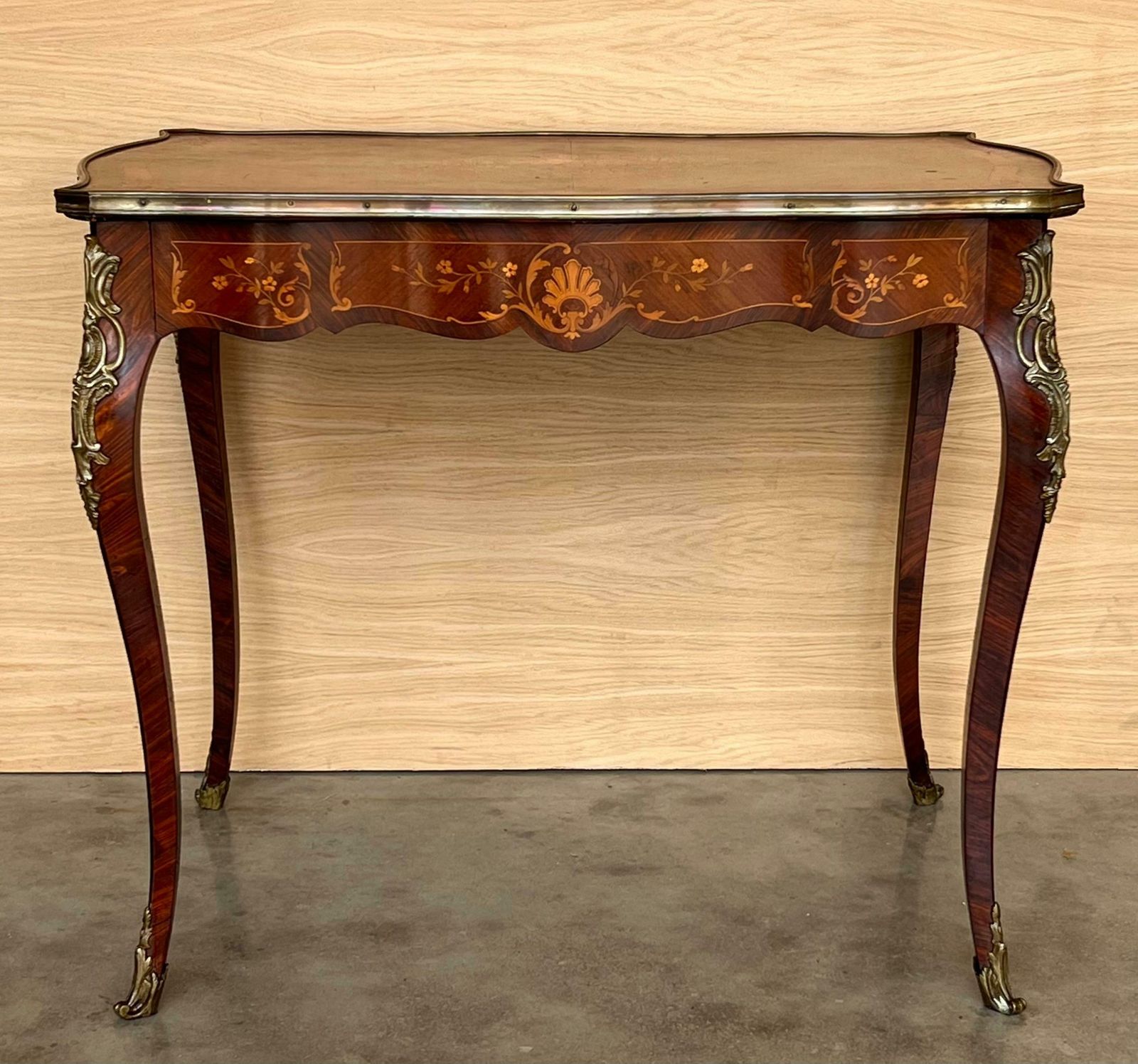 Table à écrire Louis XV en marqueterie, XIXe siècle photo furniture