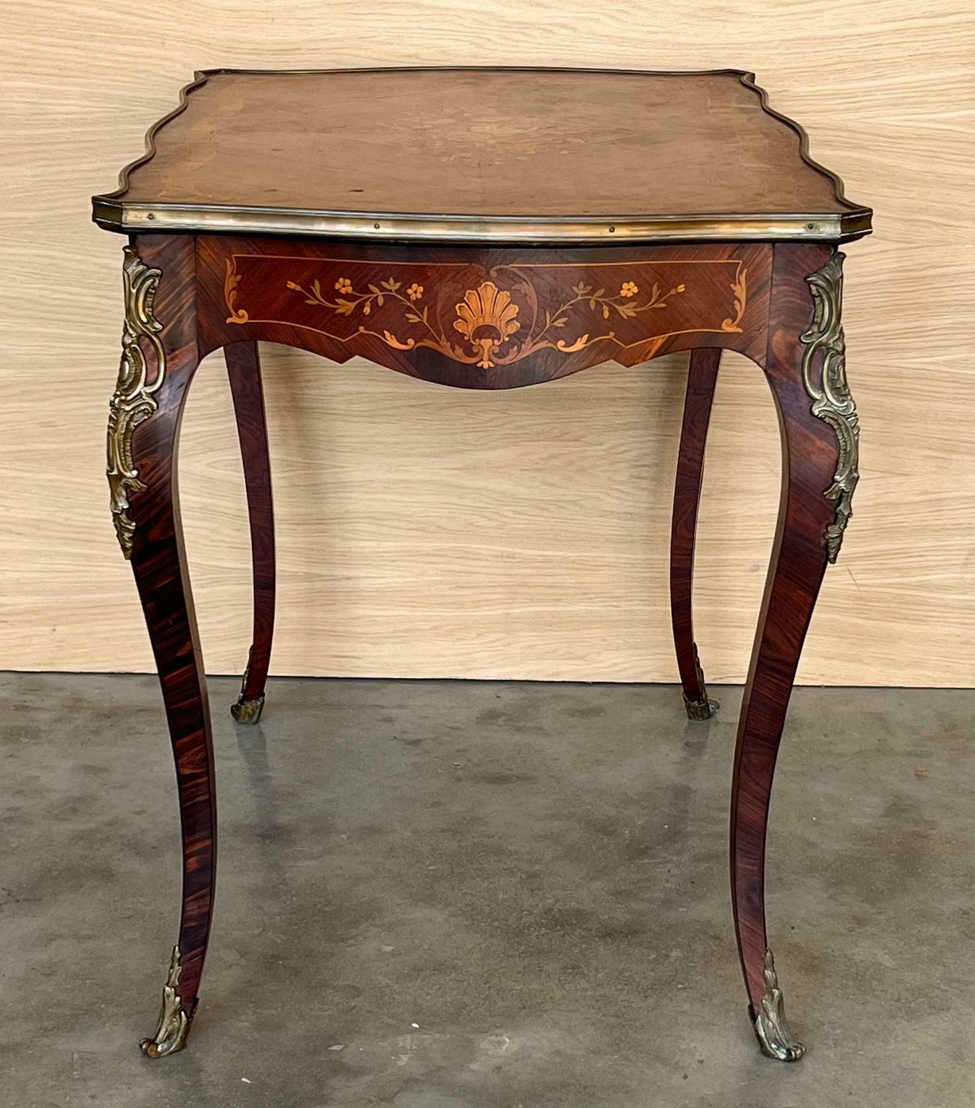 Table à écrire Louis XV en marqueterie, XIXe siècle photo buy