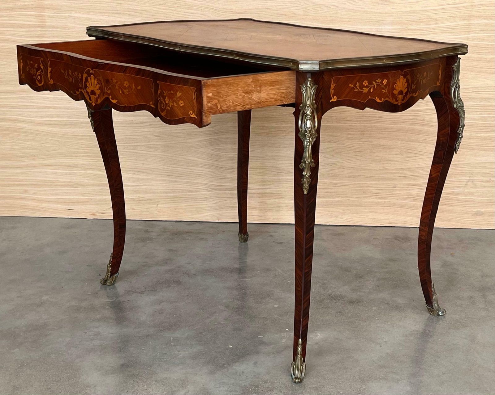 photo furniture Table à écrire Louis XV en marqueterie, XIXe siècle