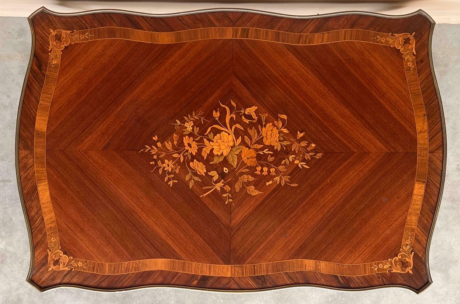 photo for sale Table à écrire Louis XV en marqueterie, XIXe siècle