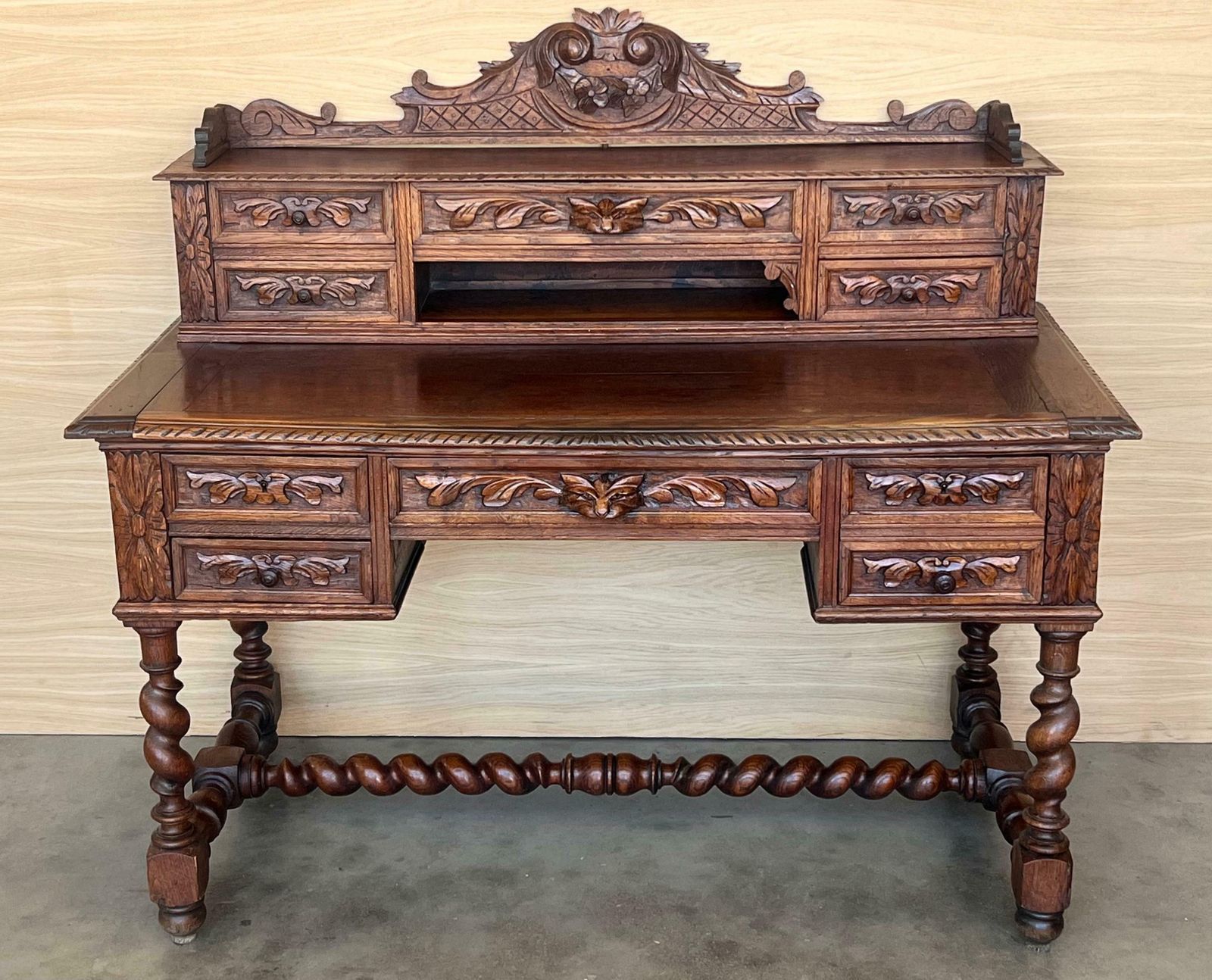 Table de bibliothèque ou bureau de style baroque espagnol en chêne, XIXe siècle photo for sale