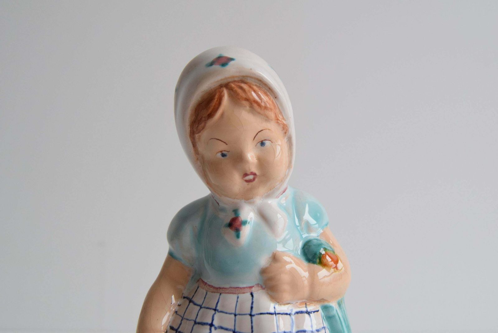 photo vinterior Art Deco Ceramic Figurine Of A Girl With A Handbag, Circa 1940