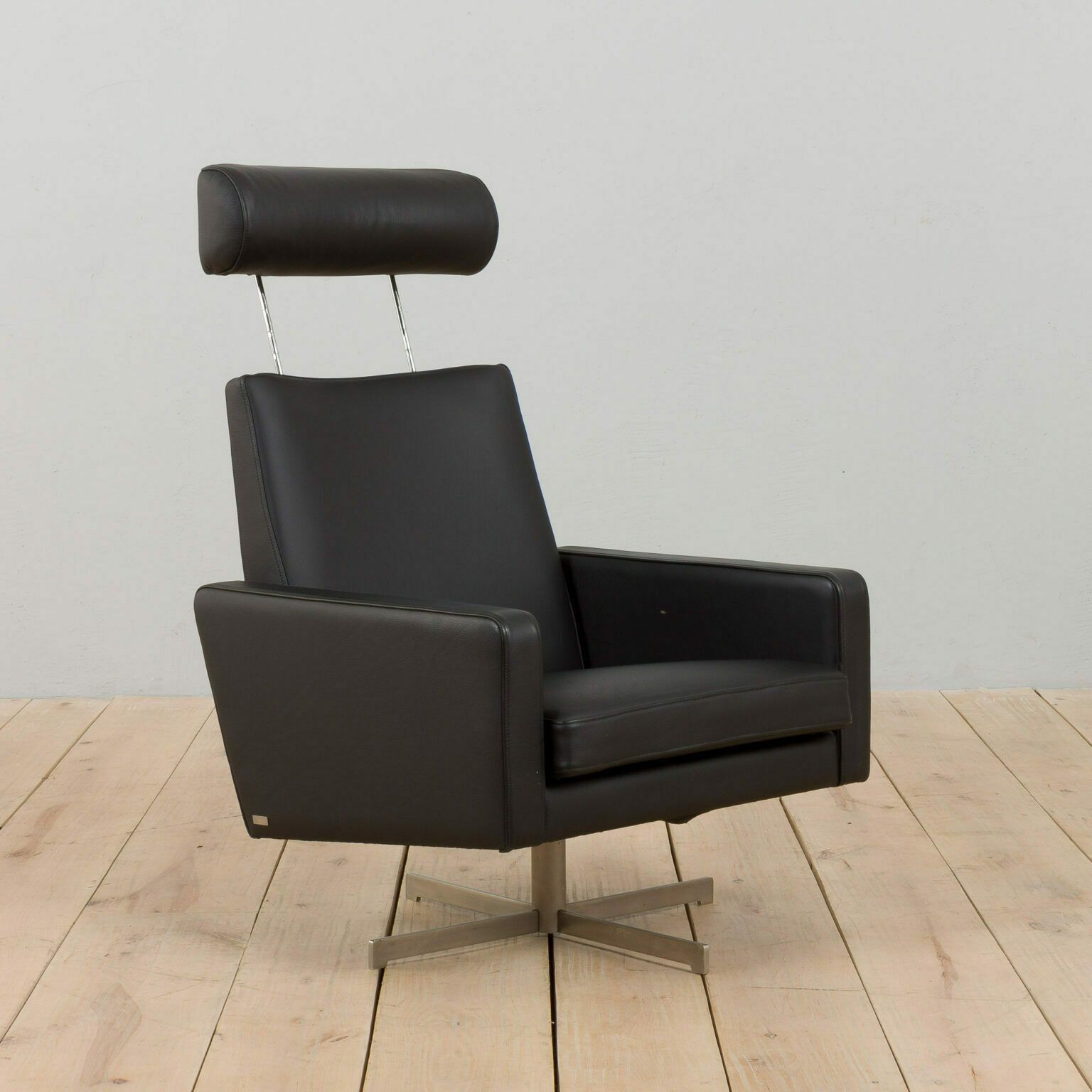 Pair Of Skipper Danish Mid Century Recliner Black Leather Lounge Chairs, 1980s photo Furniture