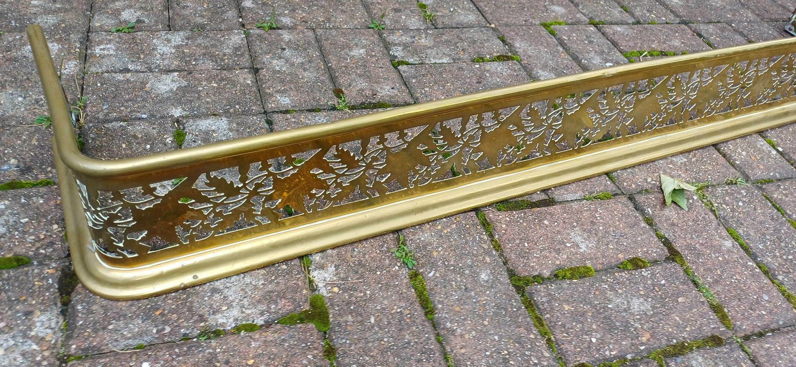 Superb Vintage Victorian Brass Fireplace Fender Guard In Excellent Condition photo Home Fixtures