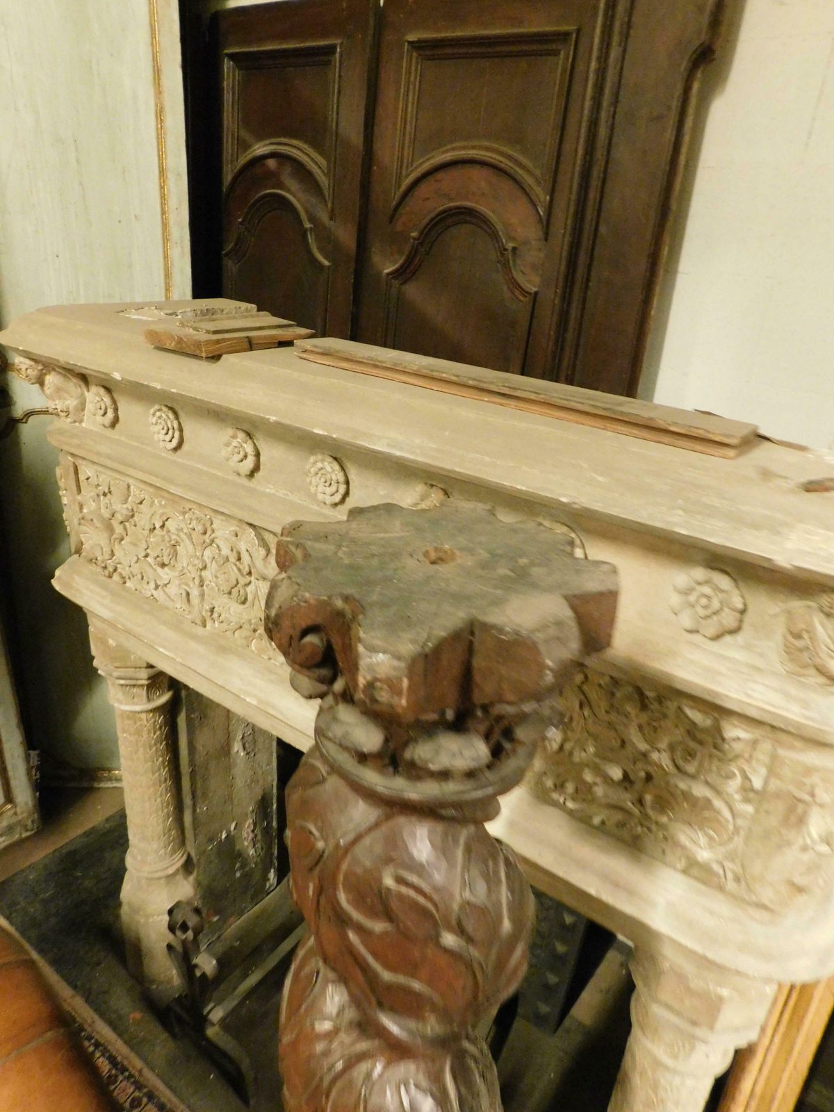 photo furniture Column In Dark Brown Walnut Wood, Hand Sculpted With A Twisted Shape, Italy