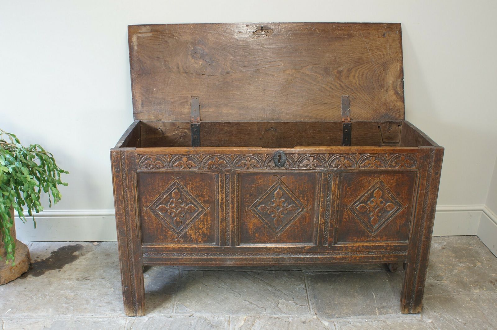 photo vinterior 17th Century Oak Coffer.