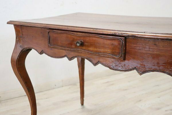 photo furniture Antique Coffee Table In Cherry Wood, 18th Century