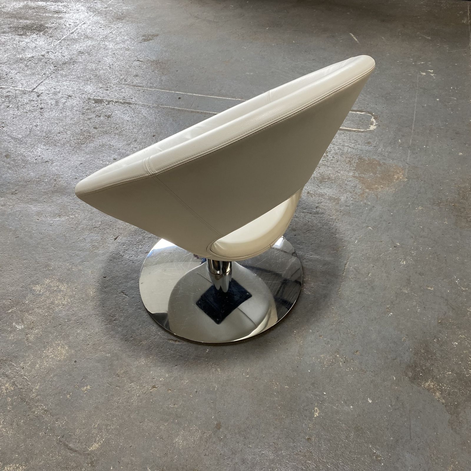 White / Cream Leather 60s Style Space Age Swivel Chair photo furniture